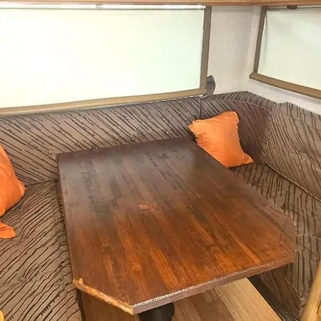 캠프장 Autocaravana Vacacional 아데제
